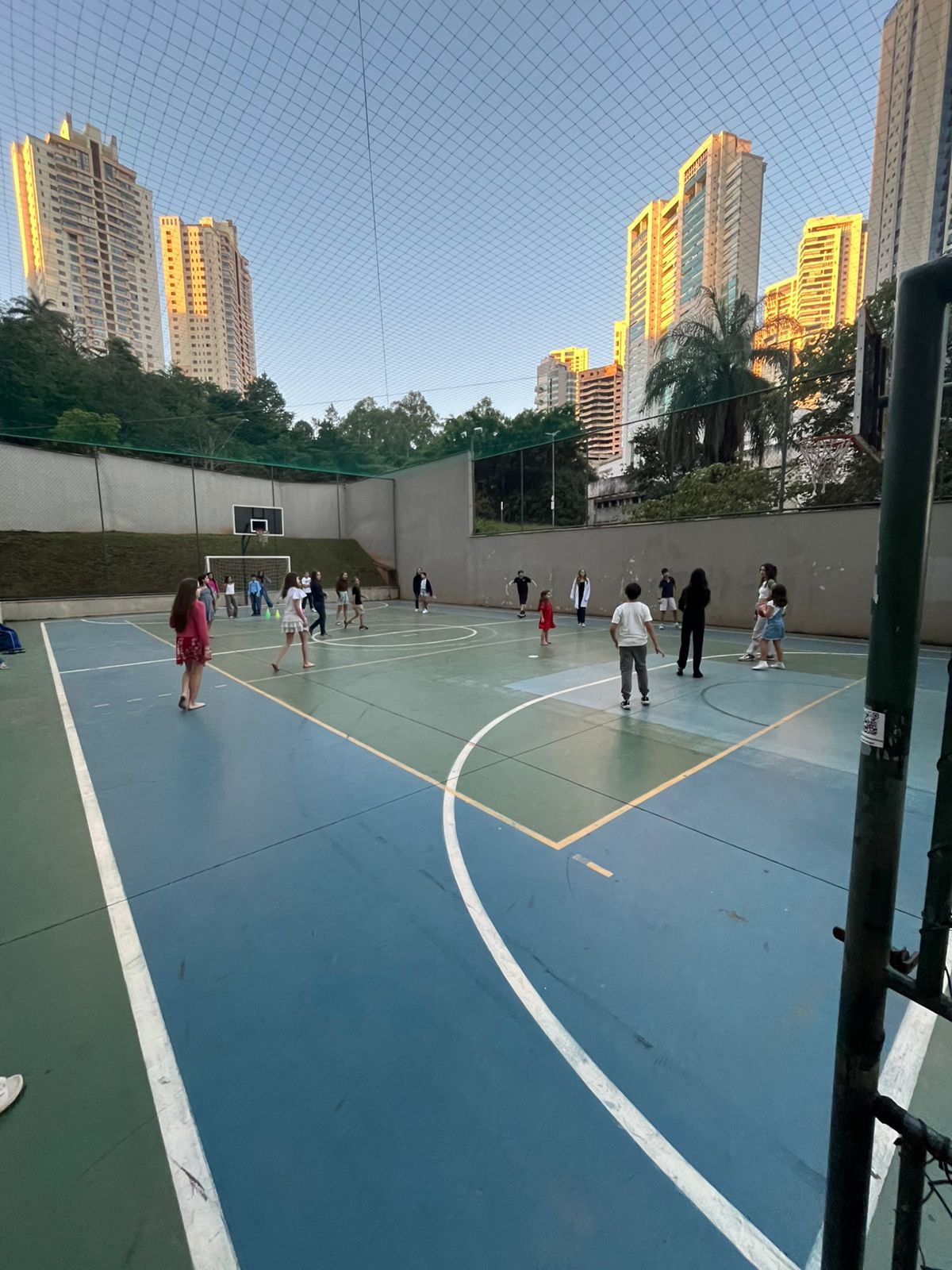 Quadra ao pôr do sol com a galera