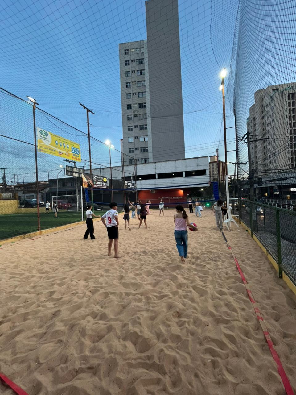 Vôlei de areia ao entardecer