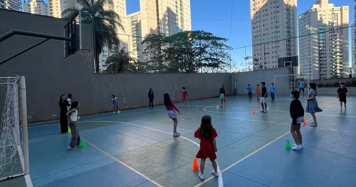 Circuito com cones em quadra preparado para brincadeiras esportivas com crianças