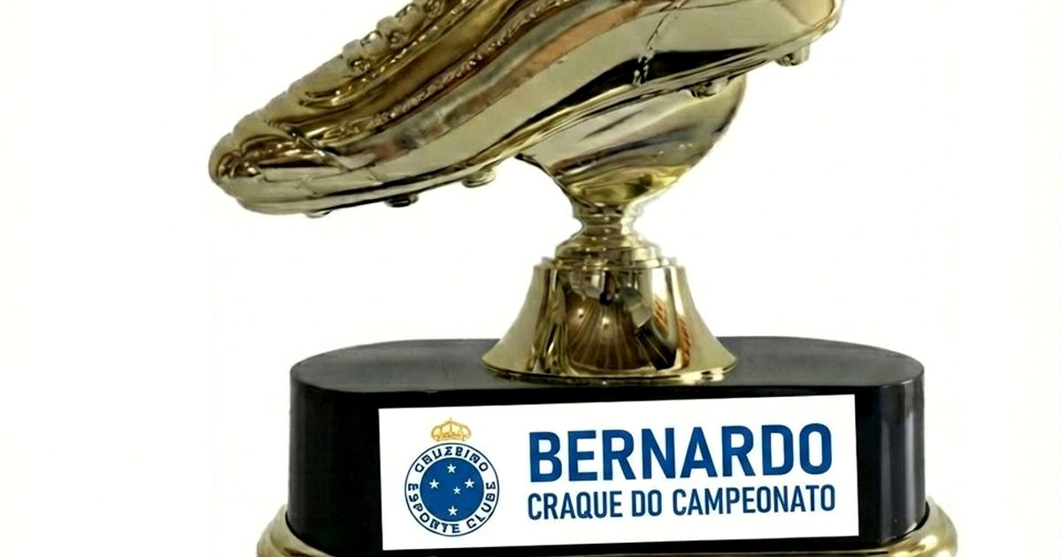 Troféu esportivo usado como referência para torneio recreativo em condomínio