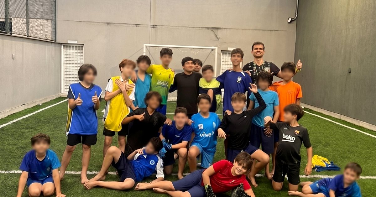 José Teobaldo com uma turma após atividade de recreação esportiva infantil